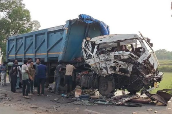 सरायकेला-खरसावां के NH-220 पर हाइवा और ट्रेलर की टक्कर के बाद लगी भीषण आग की दुर्घटना।