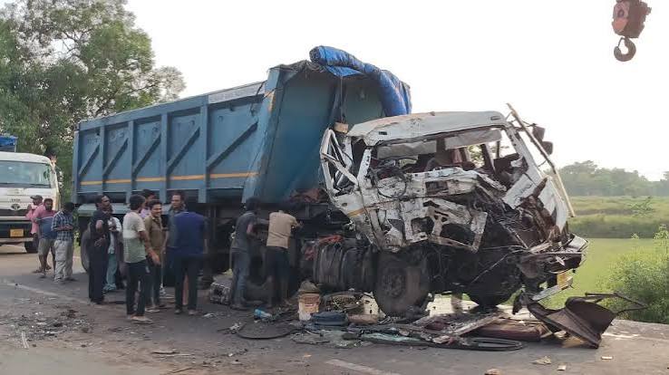 सरायकेला-खरसावां के NH-220 पर हाइवा और ट्रेलर की टक्कर के बाद लगी भीषण आग की दुर्घटना।