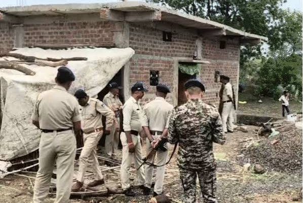 अलीराजपुर के बोरी क्षेत्र में डकैती और सामूहिक दुष्कर्म की घटना के बाद जांच करती पुलिस।