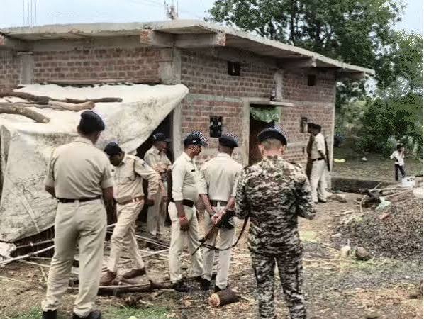 अलीराजपुर के बोरी क्षेत्र में डकैती और सामूहिक दुष्कर्म की घटना के बाद जांच करती पुलिस।