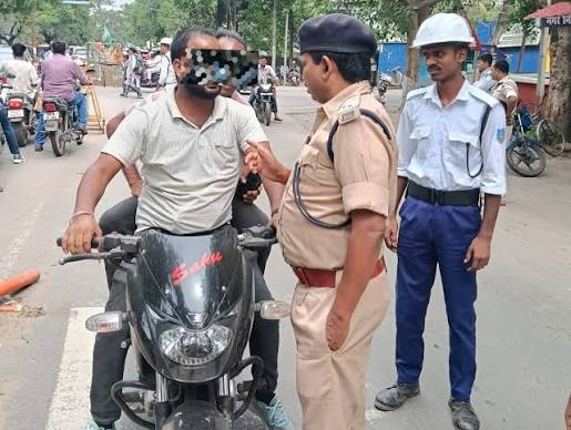 हजारीबाग के पीटीसी चौक पर ट्रैफिक पुलिस ने चलाया विशेष वाहन जांच अभियान, काटे चालान।