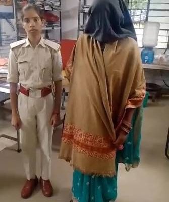 रांची के कांके में पुलिस टीम द्वारा प्रतिबंधित कफ सिरप और नशीली गोलियों के साथ गिरफ्तार की गई महिला आरोपी सुनीता देवी।