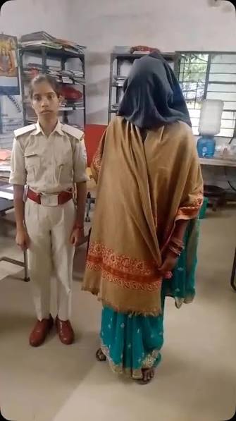 रांची के कांके में पुलिस टीम द्वारा प्रतिबंधित कफ सिरप और नशीली गोलियों के साथ गिरफ्तार की गई महिला आरोपी सुनीता देवी।
