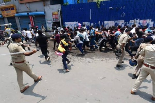 पटना में बिहार बंद के दौरान प्रदर्शन कर रहे छात्रों पर कार्रवाई करती पुलिस