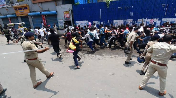 पटना में बिहार बंद के दौरान प्रदर्शन कर रहे छात्रों पर कार्रवाई करती पुलिस