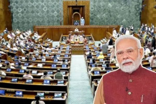 संसद के लोकसभा भवन का दृश्य जहाँ एंटी-पेपर लीक विधेयक पर होगी चर्चा