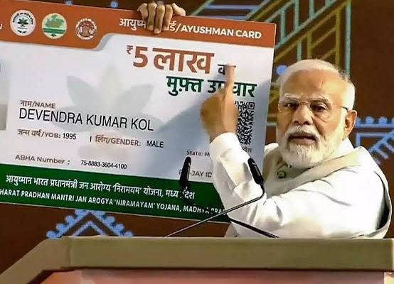 संसद में आयुष्मान भारत योजना के तहत जारी 44 करोड़ कार्डों का ब्योरा प्रस्तुत करते स्वास्थ्य राज्य मंत्री