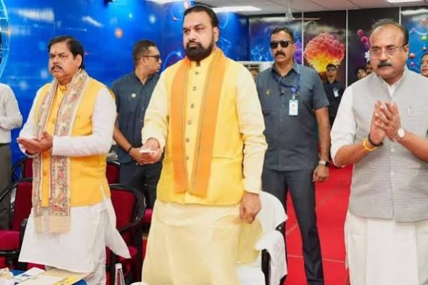 पटना के स्कूल में बिहार लाइव क्लासेज और नीट-जेईई ऑनलाइन कोचिंग का शुभारंभ करते सीएम सम्राट चौधरी।