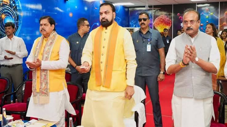 पटना के स्कूल में बिहार लाइव क्लासेज और नीट-जेईई ऑनलाइन कोचिंग का शुभारंभ करते सीएम सम्राट चौधरी।