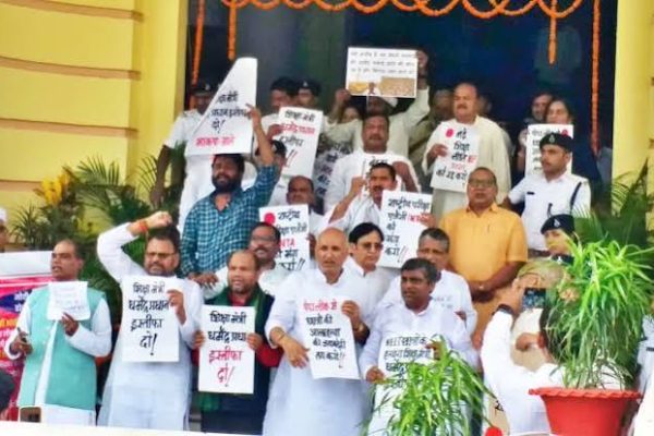 पटना में बिहार विधानसभा के बाहर NEET और पेपर लीक मुद्दे पर प्रदर्शन करते विपक्षी विधायक