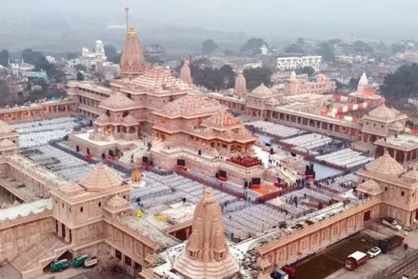 अयोध्या में श्री राम जन्मभूमि तीर्थ क्षेत्र ट्रस्ट की बैठक और राम मंदिर परिसर का दृश्य।