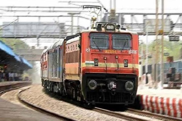 आद्रा रेलवे मंडल में ट्रैकों के मरम्मत कार्य के कारण खड़ी मेमू ट्रेनें और रेलवे स्टेशन।