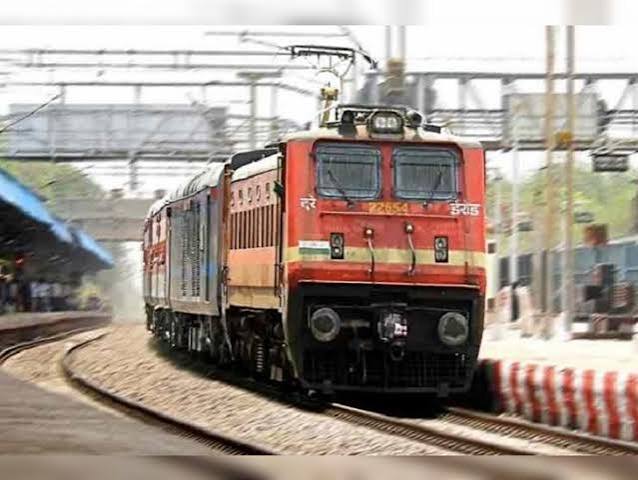 आद्रा रेलवे मंडल में ट्रैकों के मरम्मत कार्य के कारण खड़ी मेमू ट्रेनें और रेलवे स्टेशन।