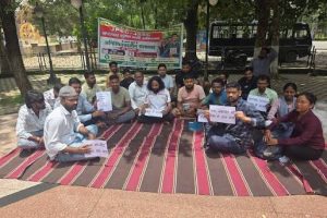 रांची में JPSC-JSSC परीक्षा विवाद के विरोध में बारिश में संविधान मार्च निकालते छात्र