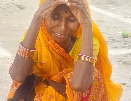 दुमका के सरैयाहाट में बेटी और चाचा की हत्या के आरोपी को गिरफ्तार कर ले जाती पुलिस।