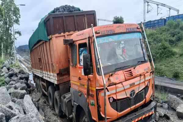 हजारीबाग के चरही में 60 टन अवैध कोयला लदे जब्त किए गए ट्रेलर की जांच करती पुलिस