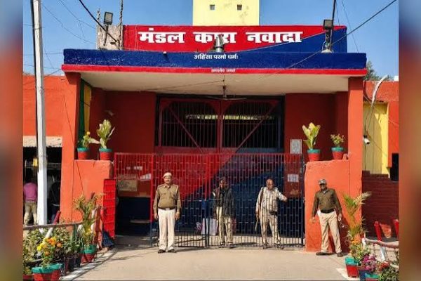 नवादा मंडल कारा में बंदी की संदिग्ध मौत के बाद रोते-बिलखते परिजन और प्रदर्शन