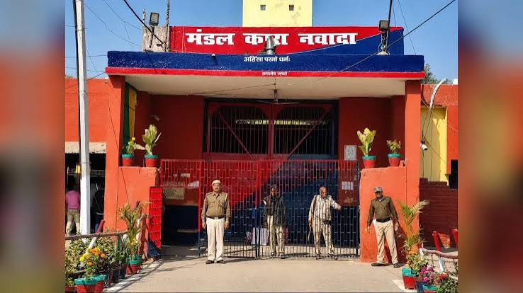 नवादा मंडल कारा में बंदी की संदिग्ध मौत के बाद रोते-बिलखते परिजन और प्रदर्शन