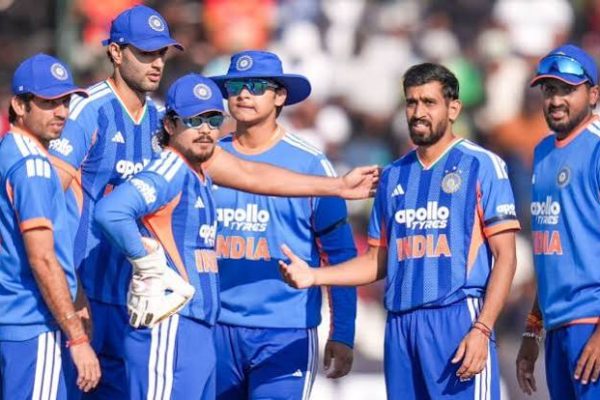 हरारे में जिम्बाब्वे के खिलाफ दूसरे T20I में ब्रायन बेनेट का विकेट गिरने के बाद जश्न मनाते भारतीय खिलाड़ी।