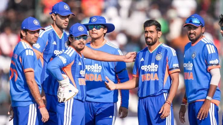 हरारे में जिम्बाब्वे के खिलाफ दूसरे T20I में ब्रायन बेनेट का विकेट गिरने के बाद जश्न मनाते भारतीय खिलाड़ी।