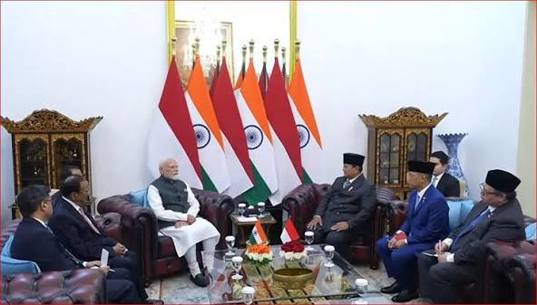 प्रधानमंत्री नरेंद्र मोदी का जकार्ता के राष्ट्रपति भवन इस्ताना मर्देका में इंडोनेशिया के राष्ट्रपति सुबियांतो ने किया स्वागत।
