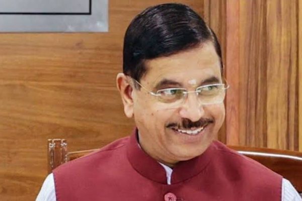केंद्रीय मंत्री प्रह्लाद जोशी जिन्हें शिक्षा मंत्रालय का अतिरिक्त प्रभार सौंपा गया है