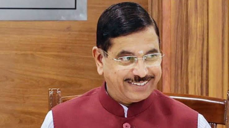 केंद्रीय मंत्री प्रह्लाद जोशी जिन्हें शिक्षा मंत्रालय का अतिरिक्त प्रभार सौंपा गया है