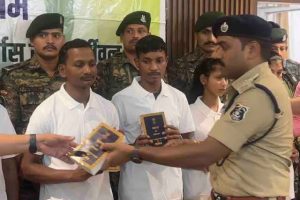 बीजापुर में पुलिस और सीआरपीएफ अधिकारियों के समक्ष आत्मसमर्पण करते 8 इनामी नक्सली