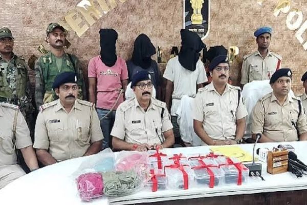 खूंटी पुलिस की गिरफ्त में कुख्यात अपराधी राजेंद्र साहू उर्फ मास्टर और बरामद देशी पिस्टल।