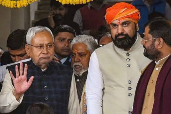 पटना के लोकसेवक आवास में एनडीए घटक दलों की बैठक में मार्गदर्शन करते मुख्यमंत्री नीतीश कुमार और सम्राट चौधरी।