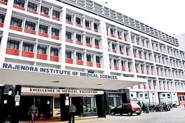रांची रिम्स के लैब मेडिसिन विभाग की अत्याधुनिक लैब में रखी गई RT-PCR मशीन जिसपर HLA-B27 जांच की जाती है।
