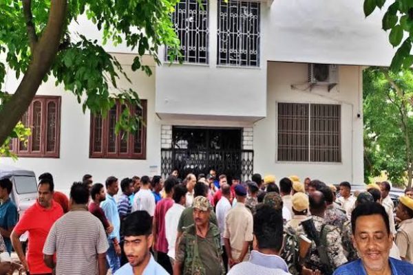 दुमका में विवेक राउत के आवास पर वन विभाग और झारखंड पुलिस की छापेमारी के दौरान हंगामा करते स्थानीय लोग