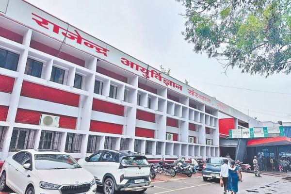 रांची रिम्स अस्पताल परिसर में बुनियादी सुविधाओं की कमी और इलाज के लिए लगी मरीजों की लंबी कतारें।