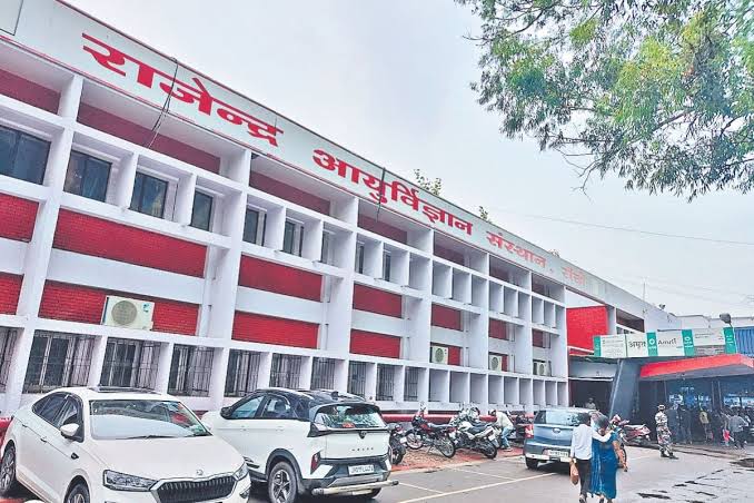 रांची रिम्स अस्पताल परिसर में बुनियादी सुविधाओं की कमी और इलाज के लिए लगी मरीजों की लंबी कतारें।