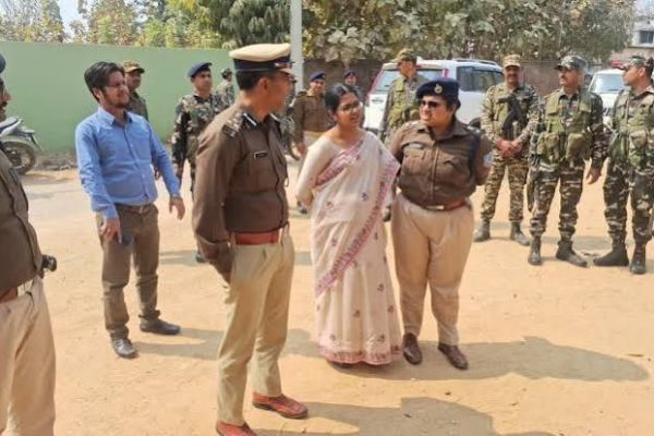 पलामू में विशेष गहन पुनरीक्षण अभियान के तहत मतदान केंद्रों का औचक निरीक्षण करते उपायुक्त दिलीप प्रताप सिंह शेखावत