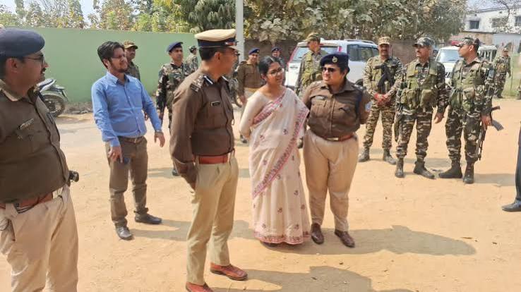 पलामू में विशेष गहन पुनरीक्षण अभियान के तहत मतदान केंद्रों का औचक निरीक्षण करते उपायुक्त दिलीप प्रताप सिंह शेखावत