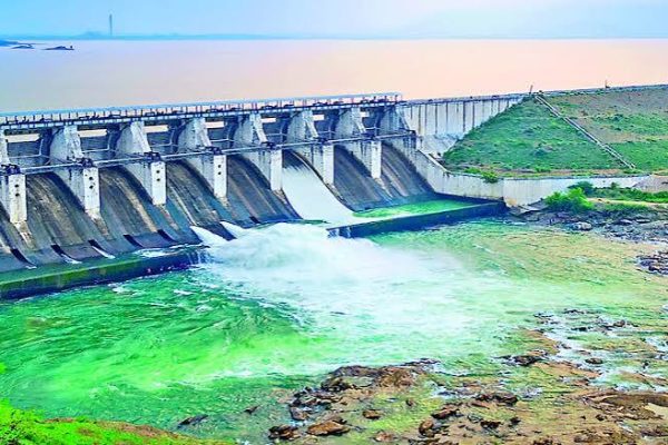 रांची के कांके स्थित गोंदा डैम को प्रदूषण मुक्त बनाने के लिए ड्रेनेज का नया डिजाइन तैयार करती आईआईटी खड़गपुर की टीम।