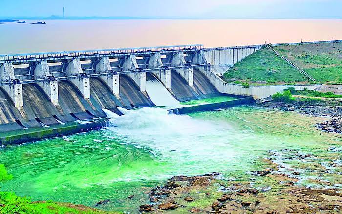 रांची के कांके स्थित गोंदा डैम को प्रदूषण मुक्त बनाने के लिए ड्रेनेज का नया डिजाइन तैयार करती आईआईटी खड़गपुर की टीम।