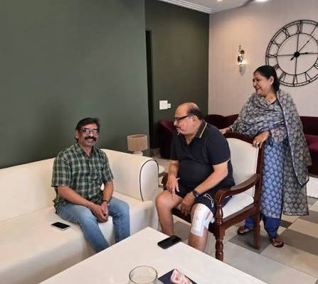 नई दिल्ली के अस्पताल में घुटने के ऑपरेशन के बाद भर्ती राज्यसभा सांसद सरफराज अहमद से मुलाकात करते मुख्यमंत्री हेमंत सोरेन
