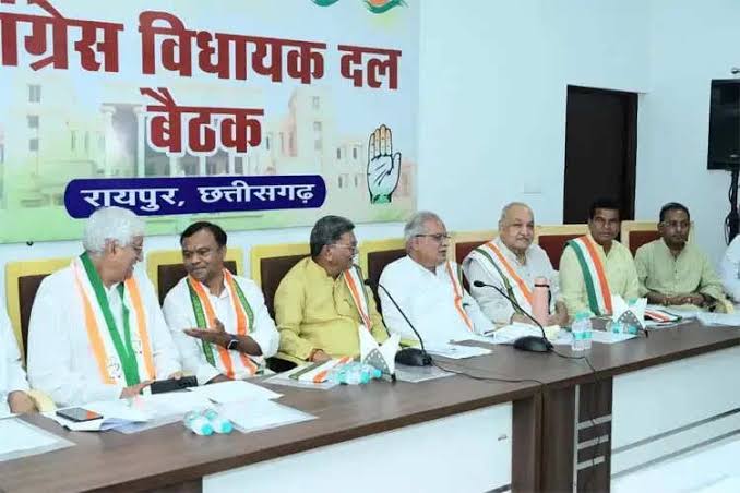 रायपुर में छत्तीसगढ़ सरकार के खिलाफ अविश्वास प्रस्ताव लाने की रणनीति पर बैठक करते कांग्रेस नेता चरणदास महंत।