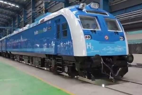 नई दिल्ली में हाई-स्पीड ट्रायल के दौरान पटरियों पर दौड़ती भारत की पहली हाइड्रोजन-संचालित ट्रेन।