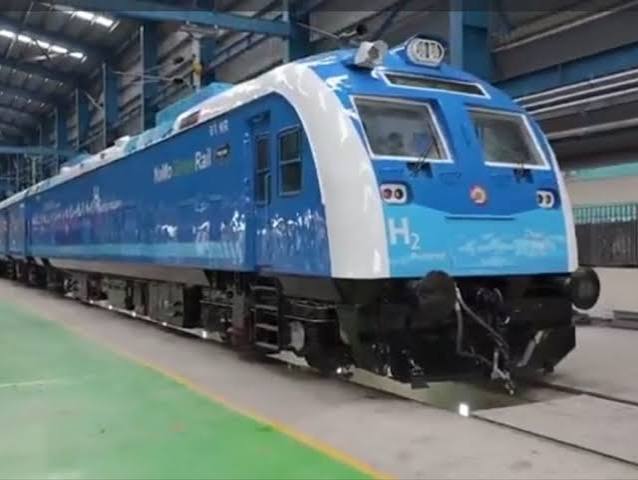 नई दिल्ली में हाई-स्पीड ट्रायल के दौरान पटरियों पर दौड़ती भारत की पहली हाइड्रोजन-संचालित ट्रेन।