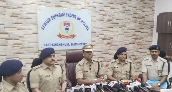 जमशेदपुर पुलिस ने हिमांशु सिंह हत्याकांड में दो आरोपियों को गिरफ्तार और तीन नाबालिगों को हिरासत में लिया।