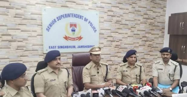 जमशेदपुर पुलिस ने हिमांशु सिंह हत्याकांड में दो आरोपियों को गिरफ्तार और तीन नाबालिगों को हिरासत में लिया।