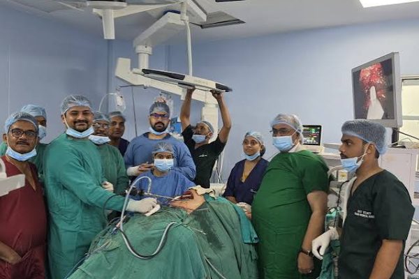 रांची सदर अस्पताल के डॉक्टरों की टीम जिसने मरीज की जटिल थोरैसिक डिकॉर्टिकेशन सर्जरी मुफ्त में सफलतापूर्वक की।