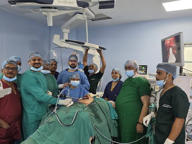 रांची सदर अस्पताल के डॉक्टरों की टीम जिसने मरीज की जटिल थोरैसिक डिकॉर्टिकेशन सर्जरी मुफ्त में सफलतापूर्वक की।