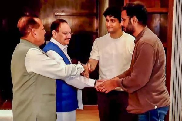 कॉन्स्टिट्यूशन क्लब हाउस में नीट पेपर लीक मामले पर कॉकरोच जनता पार्टी और केंद्र सरकार की बैठक