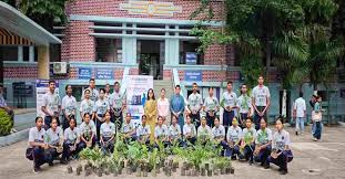 रांची के सेंट जेवियर कॉलेज में नगर निगम और प्रिज्मोलॉइन के सहयोग से बांटे गए 100 फलदार पौधे