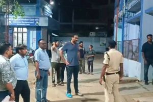 नवादा शहर में अवैध क्लीनिकों पर प्रशासन की जांच कार्रवाई के दौरान दस्तावेजों का सत्यापन करते अधिकारी
