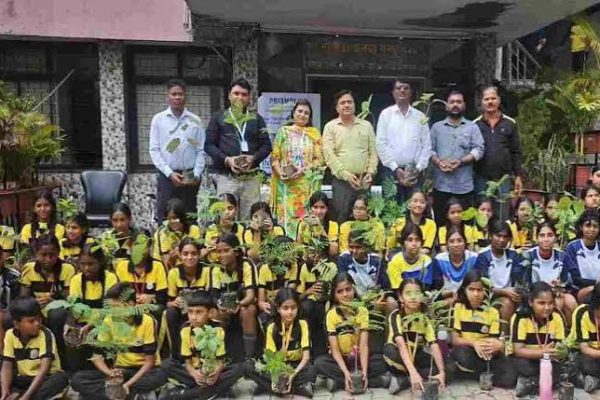 रांची के डीएवी गांधीनगर स्कूल में पर्यावरण संरक्षण अभियान के तहत बच्चों के बीच फलदार पौधों का वितरण करते अतिथि।